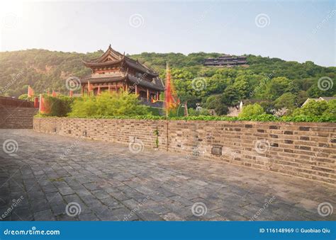 The Ancient City Walls of Shuozhou: A Timeless Monument to History and Resilience!