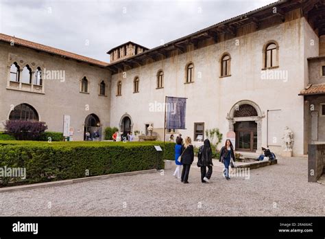 The Castelvecchio Museum: An Enchanting Medieval Fortress Housing Exquisite Renaissance Art!