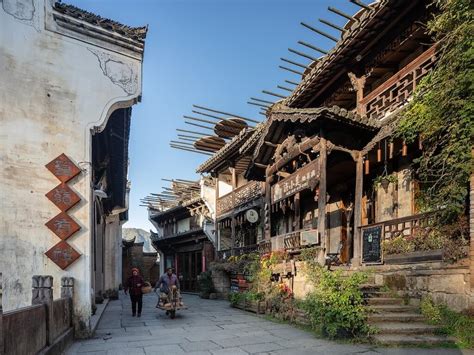 Wuyuan Village: An Ancient Gem Nestled Amongst Verdant Mountains and Tranquil Waters!