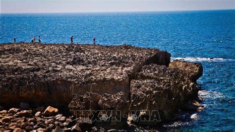  Jabal al-Silsilah: Ancient Coral Reef and Epic Mountain Hiking Adventure!