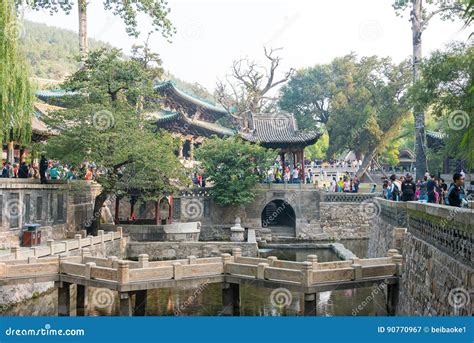 Jinci Temple: A Spiritual Oasis Amidst Ancient Architecture and Tranquil Gardens!