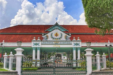 Keraton Kasepuhan: An Ancient Palace of Javanese Grandeur and Intriguing History!