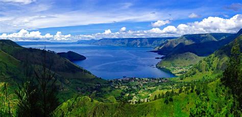 Lake Toba: A Crater Lake Majesty and Cultural Tapestry!