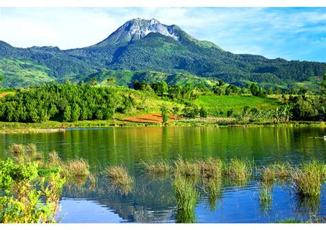 Mount Apo: Majestic Peak Unveiling Breathtaking Panoramas and Enchanting Biodiversity!