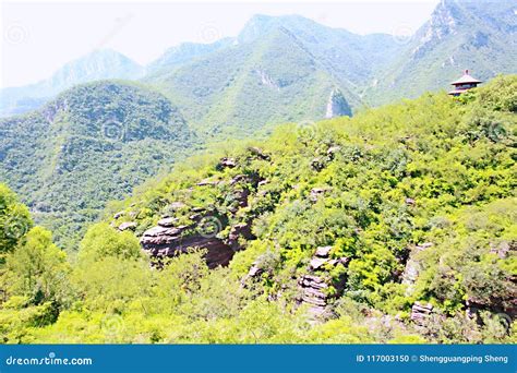 Mount Wanshan Scenic Area:  A Majestic Mountain Retreat with Ancient Temples and Stunning Panoramas!