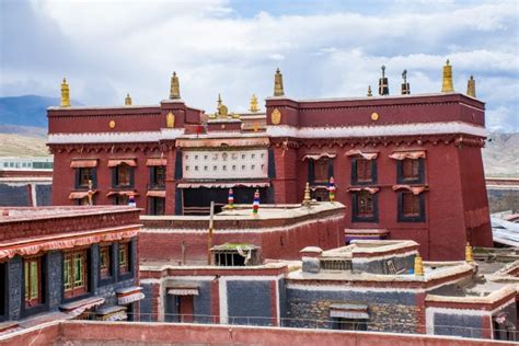 Sakya Monastery, A Thriving Hub of Tibetan Buddhism and Architectural Marvel!