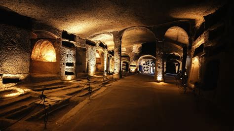 The Catacombs of San Gennaro! A Labyrinthine Journey into Naples' Ancient History