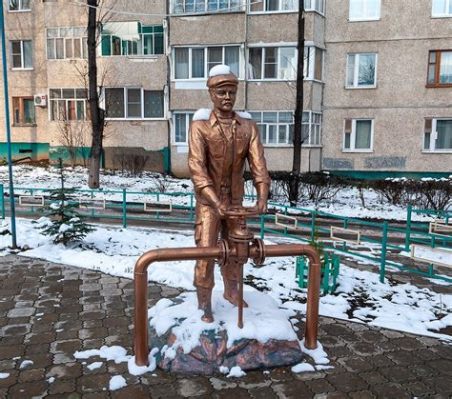 The Monument to the Founders of Omsk: Honoring History and Embracing Whimsical Design!