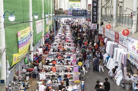 The Seomun Market: A Vibrant Tapestry of Culinary Delights and Cultural Immersion!