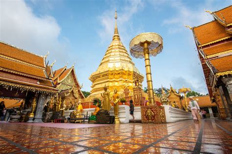 Wat Phra That Doi Suthep: A Majestic Temple Perched Upon a Verdant Mountainside!