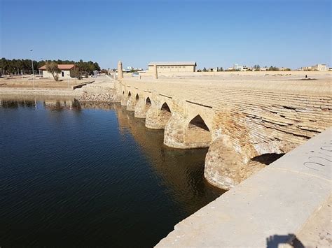 Zayanderud River Embankment: Witnessing Ancient History Flow Alongside Modern Festivities!